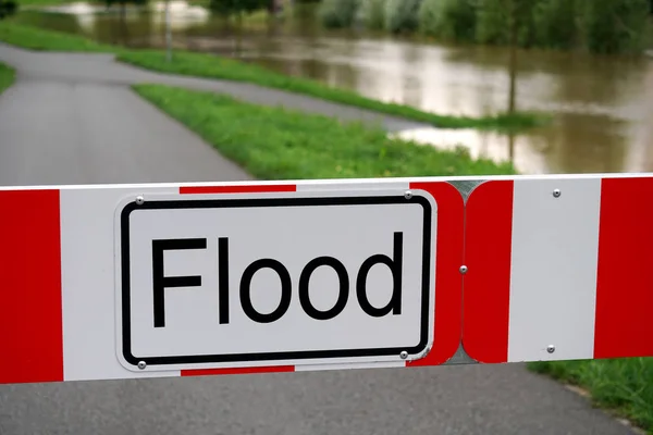 Route bloquée en raison des inondations — Photo