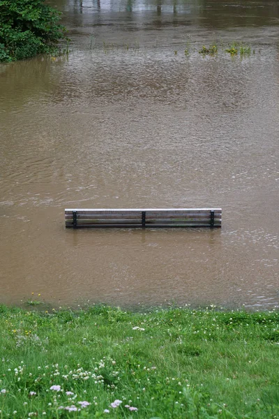 Crue Des Hautes Eaux Avec Banc Parc Inondé — Photo