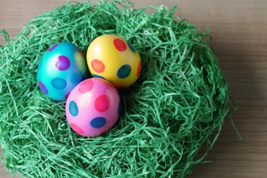 yakın çekim Paskalya yumurtaları ve çim dekorasyon
