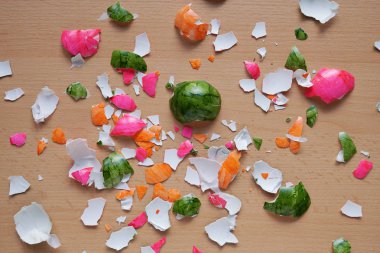 Tablo renkli ezilmiş Paskalya yumurta kabukları