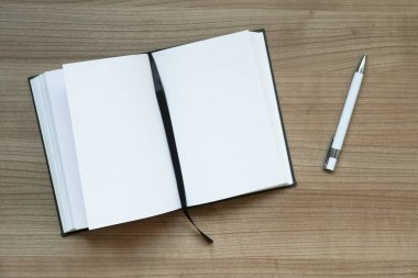 Defter ve kalem masa üzerinde