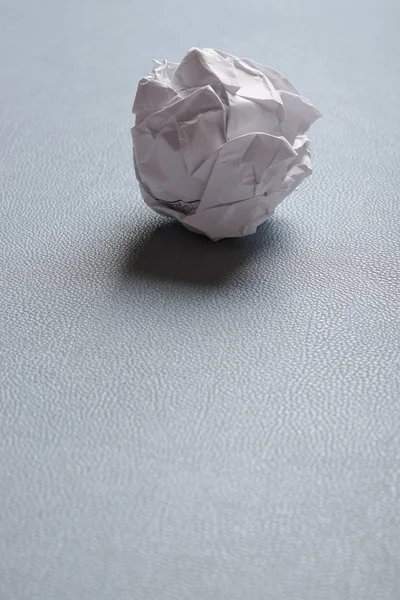 Мятый бумажный шарик — стоковое фото