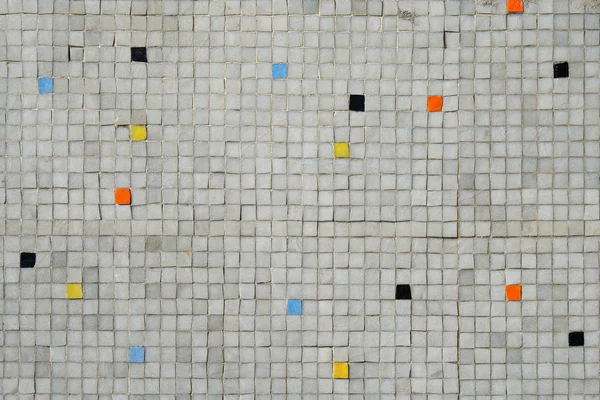 Серая мозаичная стена со случайным цветовым фоном — стоковое фото