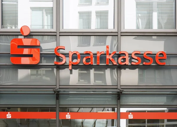 Sparkasse logotipo banco de poupança alemão e construção de sucursais — Fotografia de Stock