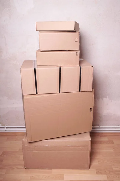 Cardboard boxes of different sizes — Stock Photo, Image