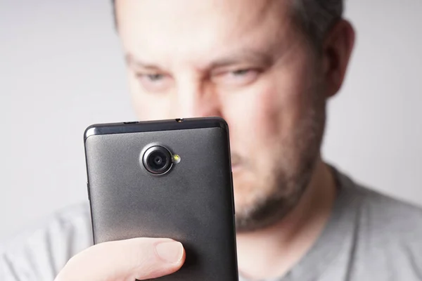 Man taking selfie photo with smartphone — Stock Photo, Image