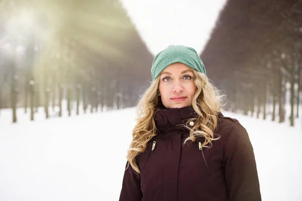 Kvinna i snö täckta park en solig vinterdag — Stockfoto