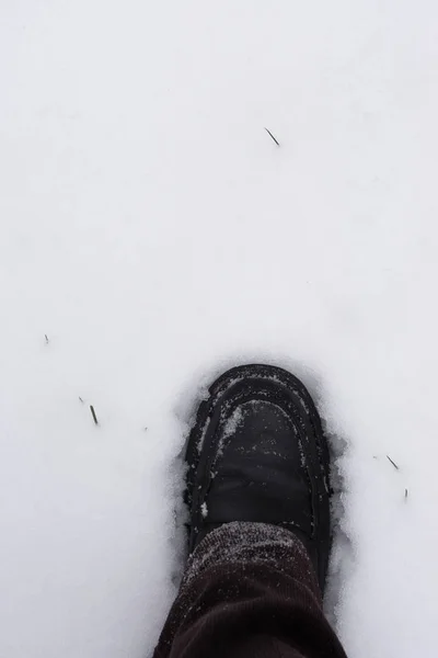 从个人角度看 男性的脚踏入新鲜的雪 — 图库照片