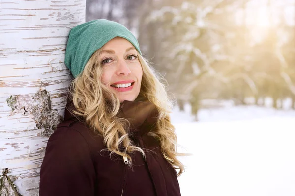 Boldog nő élvezi téli napsütésben — Stock Fotó