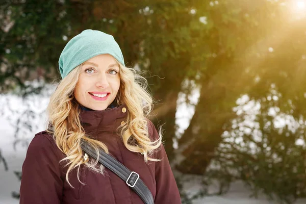 Mujer rubia disfrutando del día soleado invierno —  Fotos de Stock