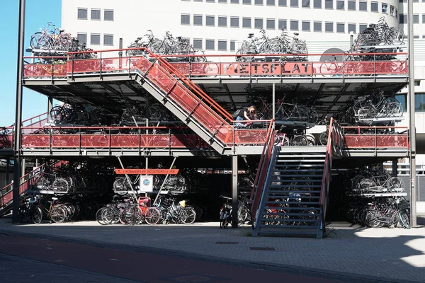 Multipiano parcheggio biciclette a Groningen Paesi Bassi — Foto Stock