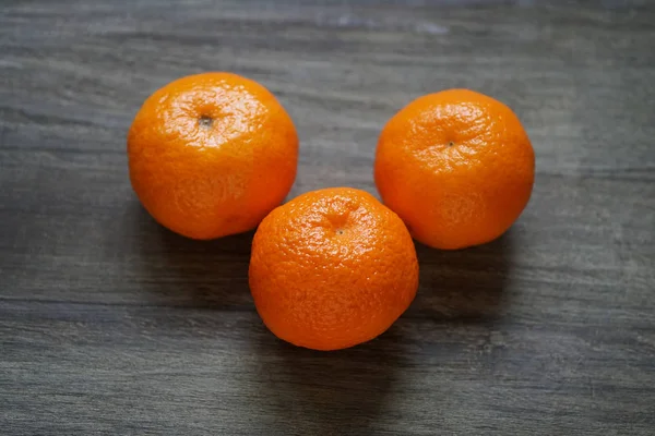 Клементини або мандаринські апельсини на сільському дерев'яному столі — стокове фото