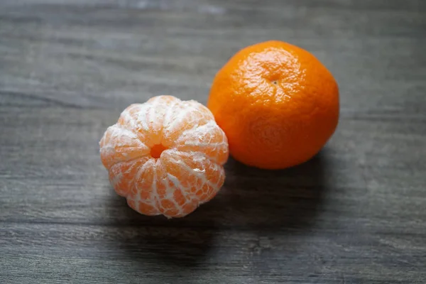 Клементини або мандарини або апельсини на сільському дерев'яному столі — стокове фото