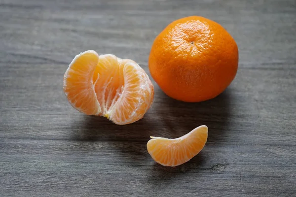 Клементини або мандаринські апельсини на сільському дерев'яному столі — стокове фото