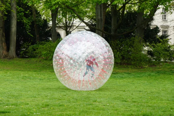 Bambino irriconoscibile zorbing nel parco — Foto Stock