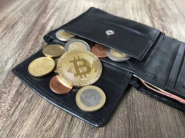 Bitcoin ユーロとセント コイン付きウォレット — ストック写真