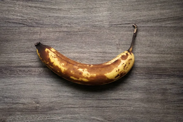 Banana sobremadura com pele castanha — Fotografia de Stock