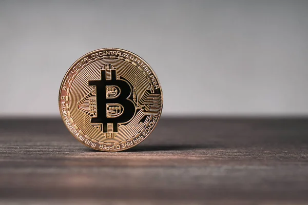 Bitcoin cryptocurrency 物理的な銅貨は木製の机の上 — ストック写真