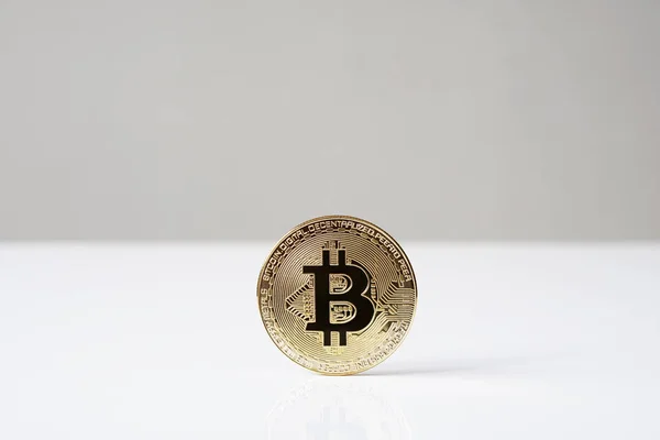 Bitcoin cryptocurrency 物理コイン直立の机の上 — ストック写真