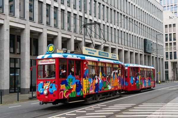 Ebbelwei-Express tramvaj streetcar prohlídka města v německém Frankfurtu — Stock fotografie