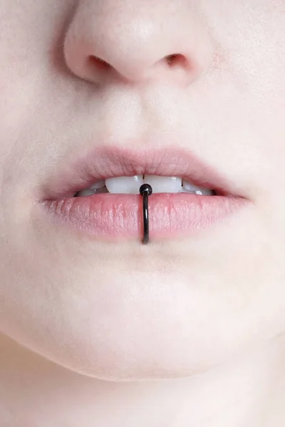 Közelkép az áttört női ajkak függőleges labret piercing vagy ajak gyűrűvel — Stock Fotó