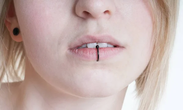 Gepiercte weibliche Lippen mit vertikalem Labret-Piercing oder Lippenring — Stockfoto