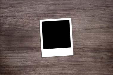 ahşap arka plan üzerinde kararmış anlık fotoğraf yazdırma şablonu