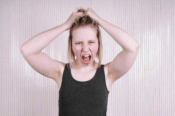 Oburzeni młoda kobieta o furia temperamentem, krzycząc i krzycząc — Zdjęcie stockowe