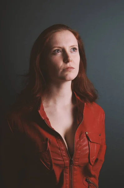 Mujer joven seria vistiendo chaqueta de cuero vintage rojo — Foto de Stock