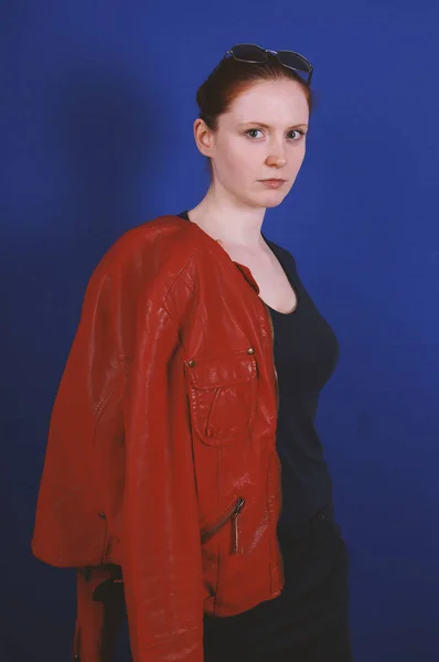 Молодая женщина позирует в винтажной моде красная кожаная куртка — стоковое фото