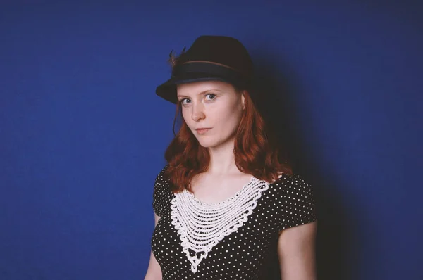 Young woman wearing vintage dress and hat — Stock Photo, Image