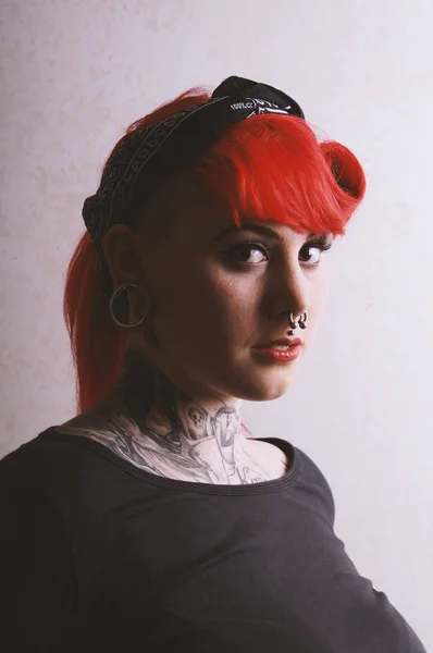 Retrato mal humorado de menina com piercings e tatuagens — Fotografia de Stock