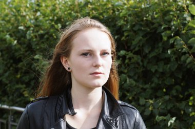 açık bir genç kadının portresi