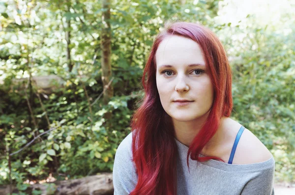 Retrato ao ar livre de uma jovem mulher na floresta — Fotografia de Stock