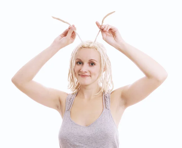 Verrückte junge Frau mit blonden Dreadlocks scherzt herum — Stockfoto