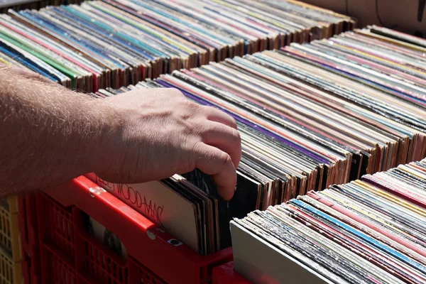 Mann brüstet sich auf Flohmarkt mit Schallplatten — Stockfoto