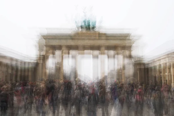 德国柏林多项与游客人群的勃兰登堡门接触 — 图库照片