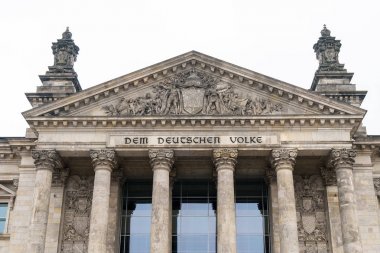 Alman yazıt Dem Deutschen Volke Bundestag veya Almanya'nın Berlin kentinde bina Reichstag Portal için Almanca People, anlam,