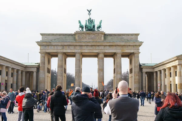 勃兰登堡门与游客人群在柏林德国 — 图库照片