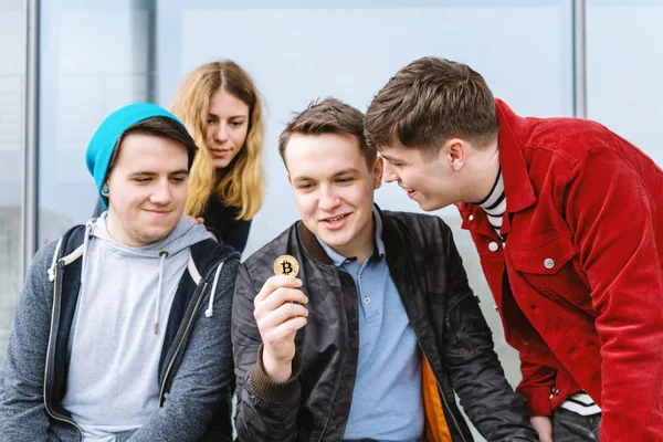 젊은 남자 친구의 그의 흥미 그룹 bitcoin 동전을 보여주는 — 스톡 사진