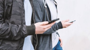 erkek gençler smartphone kullanarak iki unrecogniazble cep telefonu bağımlısı