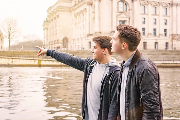 Dos turistas masculinos explorando el distrito gubernamental en Berlín Alemania — Foto de Stock