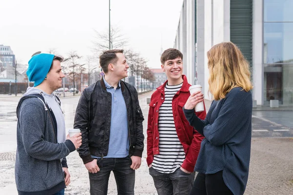 在城市街道上站在一起聊天的年轻的成人朋友小组 — 图库照片