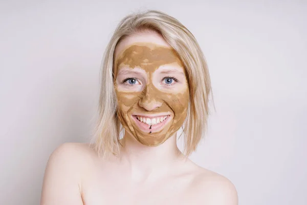 Young woman with healing earth or clay beauty facial mask — Stock Photo, Image