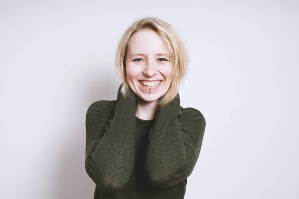 Jovem loira feliz com sorriso de dente — Fotografia de Stock