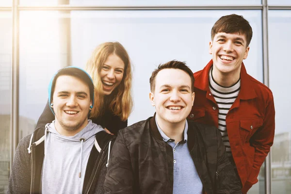 Grupo de jóvenes amigos divirtiéndose y riéndose juntos — Foto de Stock