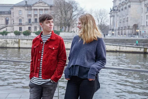 Joven y hombre pasando el rato junto al río en Berlín Alemania — Foto de Stock