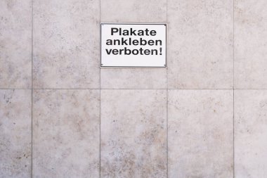 Alman işareti Plakate ankleben yasak yazı fatura çevirir.