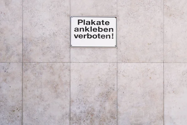 Niemiecki znak Plakate ankleben verboten tłumaczy się jako post ma rachunki — Zdjęcie stockowe