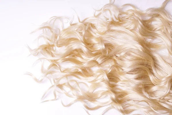 Capelli biondi ricci su sfondo bianco — Foto Stock